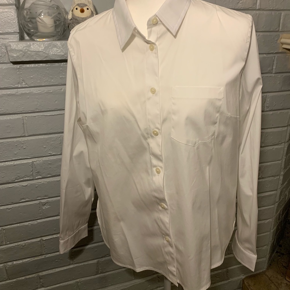 NWOT White collared Banana Republic shirt. Size M.